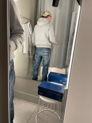 Nudie jeans - Nudie jeans storlek 33/32 lagade jeans som ger snygga anmärkningaroch gör den till speciell och unik inga defekter eller hål någon stans.                         Har inge brådska att sälja så kom me rimliga bud.☺️