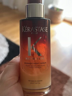 Kérastase Nutritive Night Serum - Kérastase Nutritive 8H Magic Night Serum är ett nattserum för håret med växtbaserade proteiner och niacinamid. Perfekt för dig som vill boosta håret under natten. 1/4 del kvar, bra för dig som vill testa produkten lite innan man spenderar 700SEK😅