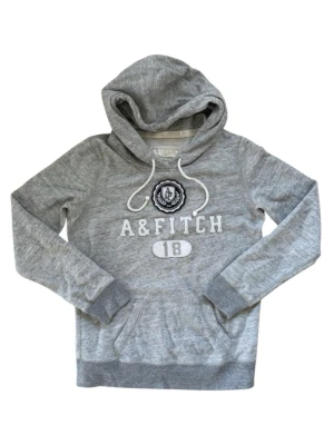 Abercrombie hoodie S - Säljer en riktigt fin hoodie i S, helt perfekt skick och knappt använd, riktigt stilig!!   Nypris ca 900-1200kr