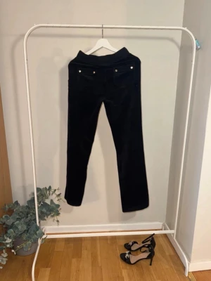 Juicy couture byxor i svart sammet - Litet brännmärke vid sidan av bakre fickan, lite slitna på knäna men annars okej 