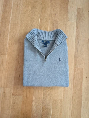 Grå quarter zip från Ralph Lauren  - Fint skick! Strl 14-16 år, passar ca 160 cm  Hör av dig vid frågor! 