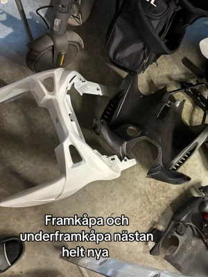 Aerox kåpor - Säljer en vit framkåpa underframkåpa till aerox, tillsammans med bakljus och andra plastdetaljer. Även lite smått och gott som stänkkåpa, vattenpumpskåpa (komplett och nyrenoverad), benkåpa och har även en svart underkåpa. Hör av dig för pris, behöver inte köpa allt, man kan köpa enstaka saker