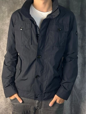 J.lindeberg field jacket bailey - Mycket fint skick | Size L fits M (modellen är 188 cm 74 kg) | fraktar spårbart inom 24 timmar | för att köpa klicka ”köp nu” | vid frågor eller funderingar skriv ett meddelande | följare får bättre rabatter🙌