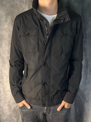 J.lindeberg field jacket bailey - Mycket fint skick | Size L fits M (modellen är 188 cm 74 kg) | fraktar spårbart inom 24 timmar | för att köpa klicka ”köp nu” | vid frågor eller funderingar skriv ett meddelande | följare får bättre rabatter🙌