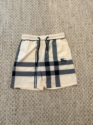 BBR badShorts - snygga burb3rry shorts Storlek L men passar bättre på M. 