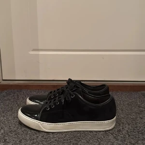 Lanvin cap toe - Lanvin cap toe Uk8/42 i okej skick, låda och dustbag medföljer. Lacken har försvunnit lite på båda skorna!