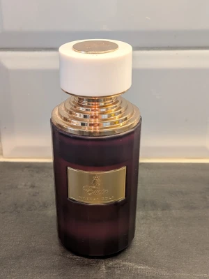 Cherry Cola från PARIS CORNER - Älskar du cherry cola? Parfymen för dig bubblande med inslag av kanel , svarta körsbär , citron ca 90% kvar. Ingen box 