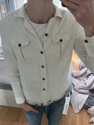John Henric Linneovershirt  - Fräsch overshirt från John Henric i 100% linne, perfekt till sommaren🤩☀️| Storlek S | Mycket fint skick✅|