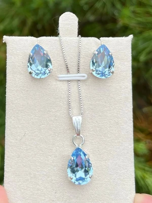 Set silverpläterad light sapphire pear  - Ett set med halsband och stud örhängen. Silverpläterad mässing och kristaller. Aurora pear 14mm färg Light Sapphire. Längd 48cm inkl lås och förlängningskedja.  Finns även att få i andra färger på kristallen. Senare bilder visar andra färger och modeller som finns i lager.  Jag skickar endast spårbart, samfraktar. Fast pris. Besök gärna mina övriga annonser.  Till mina smycken använder jag kristaller från Preciosa, Aurora och Swarowski.