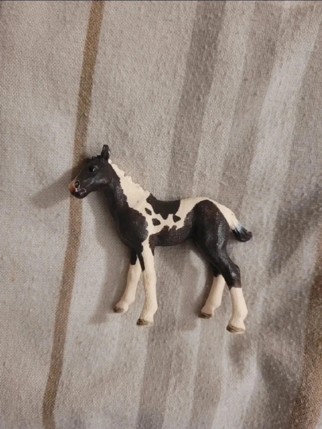 Svartvit hästfigur i plast