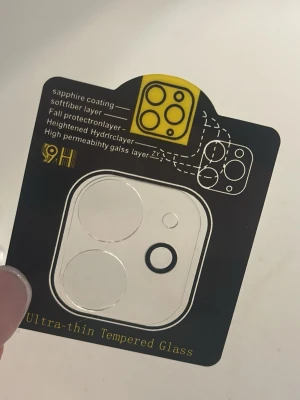 Kameraslinskydd i härdat glas - Ultra-tunt kameralins-skydd i transparent härdat glas med 9H hårdhet. Skyddet har flera lager, inklusive safirbeläggning och mjukfiber, och är designat för att passa mobiltelefoner med fyrkantig kameramodul. Perfekt för att skydda linsen mot repor och stötar. För iPhone 11