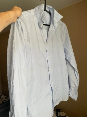 H&M Skjorta - En riktigt luftig, skön och snygg skjorta ifrån H&M i nytt skick. Perfekt till sommaren! Stl L