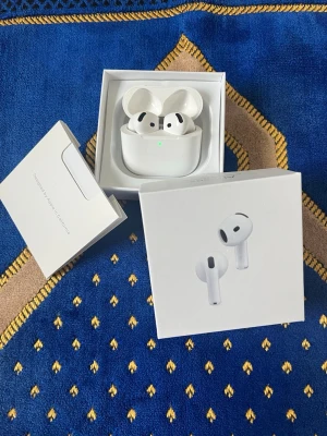 Apple AirPods 4 med brusreducering - Säljer ett par vita Apple AirPods 4 med aktiv brusreducering. Trådlösa in-ear hörlurar i stilren design med laddningsetui. Kompatibla med USB-C. Perfekta för musik, samtal och gaming. Levereras i originalförpackning.