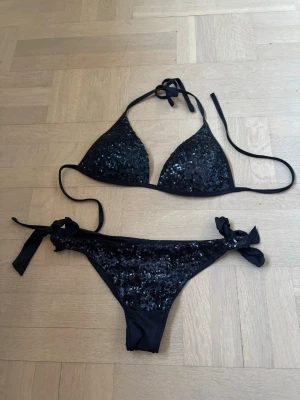 Calzedonia bikini  - Säljer denna calzedonia bikini i storlek S både överdel och trosor. Använd ca 3 gånger så i princip ny. Köpt för 600 kr säljer för 300 kr🩵