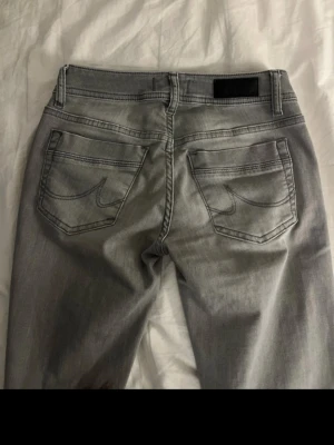 Ltb jeans - Ljusgrå ltb jeans i modellen valerie i storlek 24/30. De har inga defekter och har bara använts ett fåtal gånger