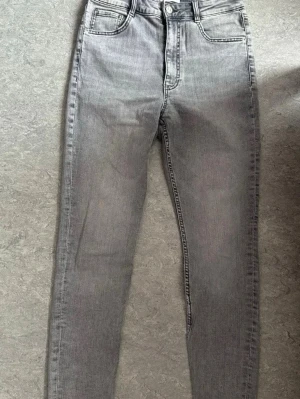 Gråa skinny jeans - Oanvänd. Skickar iväg samma dag eller dagen efter🙌🏼Snygga grå jeans från Zara i klassisk skinny fit. Jeansen har fem fickor, dragkedja och knapp framtill. Perfekta till sneakers eller boots och funkar året runt. Materialet är mjukt och stretchigt för extra komfort. Storlek 38 - M men passar 34 - XS