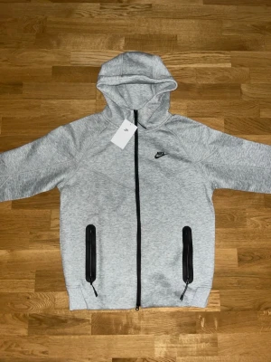 Nike tech  - Säljer en helt ny Nike tech tröja!