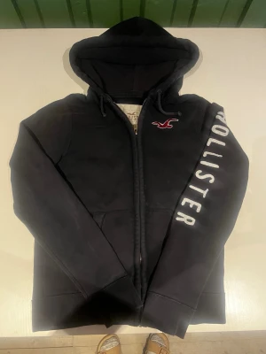 Hollister California zip hoodie vintage - Riktigt snygg och eftertraktad Hollister zip hoodie. fint skick inga fel storlek L kan ta mått vid behov. Endast 430kr ej hugget i sten kom gärna med frågor och prisförslag har även mycket mer liknande i min profil alla storlekar kolla gärna stor rabatt vid köp av flera 😁✌️
