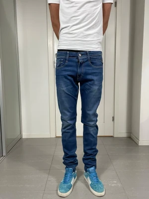 HELT NYA Replay Anbass Jeans - Säljer nu dessa HELT NYA Replay Anbass Jeans, W31 o L34 med mått 38,5 o 109 cm. skriv för fler bilder/frågor🙌🏼
