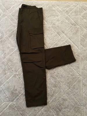 Core Regular Cargo Pants - nypris: 1300 kr, har använt 2 gånger, passar som 34/34 men är 35/34 