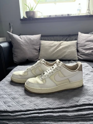 Nike Air Force1 bed beiga detaljer - Snygga AirForce1’s med beiga detaljer. Mycket fint skick.   Storlek: 44