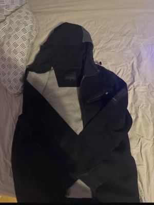 Svart motorcykel jacka från barbour - Snygg svart motorcykel jacka från barbour  med grå insida och dragkedja vid bröstet. 