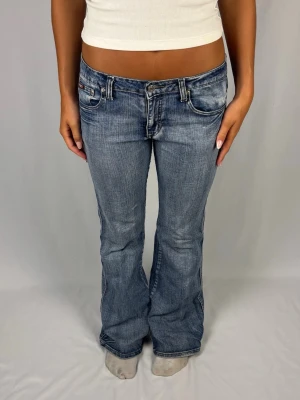 Lågmidjade bootcut jeans - Supersnygga lågmidjade bootcut jeans | Storlek 31 | Jättefint skick! | Jag är 168cm lång och väger 60kg | Mått: Ytterbenslängd: 102cm. Midjebredd: 42cm. Lårbredd: 27cm. Fotöppning: 30cm. Kontakta mig vid fler frågor eller funderingar!💗