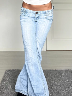 Jeans - Midjemått: 40cm rakt över, innerbenslängd: 80cm 💗