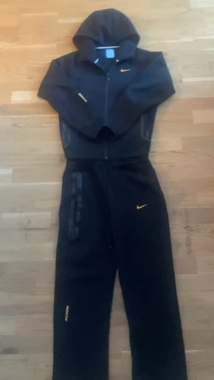 Nocta tracksuit  - Svart nocta nike tracksuit som it passar längre använt 1 gång
