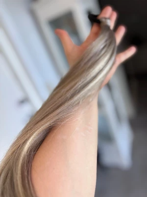 Löshår med snodd  - Köp gäller 1st hårtofs, bildnr 1! Jätte mjukt easy braiding löshår med snodd. Helt ny. Inköpt i Tjeckien och gjord för hand :) Finns i många olika färger. Kan även blandas efter önskemål:) Fäst i eget hår eller flätas in. 
