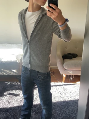 Luca Feloni full zip - 🐺En äkta Luca Feloni Full zip i fergen grå 🐺        📏 Strlek XS men är lite mellan XS och S📏        🧵 100% Kashmir och tröjan har en krage 🧵    💸 Nypris på tröjan : 4350 💸