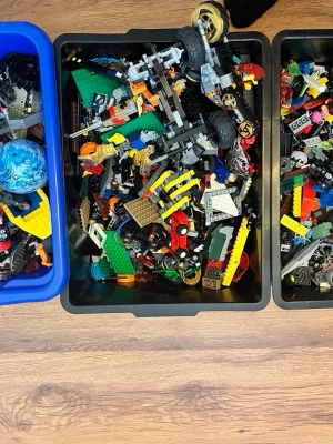 Stort paket med LEGO och minifigurer - Säljer ett stort blandat paket med LEGO-bitar i olika färger och former samt massor av minifigurer. Perfekt för dig som vill bygga egna kreationer eller utöka din samling. Allt kommer i praktiska förvaringslådor och bricka.