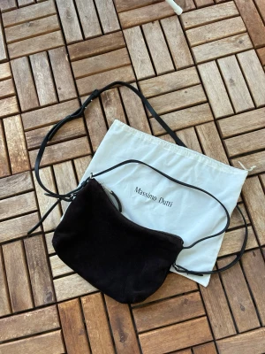 Massimo dutti mocka väska  - Helt ny, rent impulsköp, nypris=1500kr.