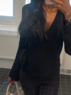 Stickad omlott top Gina tricot - Säljer en svart stickad omlott top från Gina tricot i storlek M, men den har krympts i tvätten så passar bättre som en S  💌Storlek: M ( rekommenderar till folk me S eller XS) 💌Skick: Mycket bra  Passar perfekt till höst eller en sommarkväll när de börjar bli lite kyligt❣️  Skriv gärna om du har frågor eller vill ha fler bilder!!💌