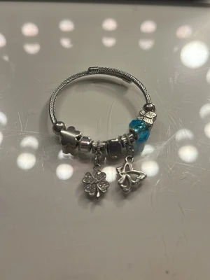 Armband💙 - Fint armband💙 Orginalpris 115kr säljer för 60kr. Skriv privat vid frågor🫶🏻