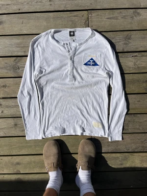 G-Star Henley  - Riktigt chill y2k Henley. Väldigt fint skick passar M eller S bättre