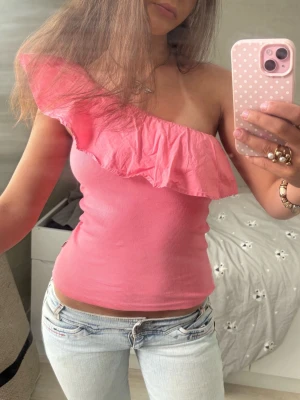 One shoulder rosa volangtopp  - Såå fin rosa one shoulder volangtopp! OBS: ❗️Denna kommer säljas via budgivning i min Plick Live show + giveaway den 2a Juli kl 20.00, så denna går inte att köpa nu. Men skriv gärna om ni har frågor. Jag är 168 och det är mina bilder💖 denna är barnstorlek men passar s