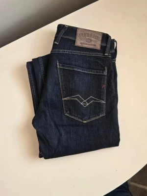 Mörkblå jeans från Replay - Nyskick, prövad nångång. W31 L32