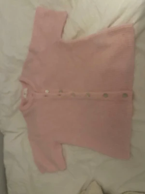 Två ribbstickade koftor i pastell - Säljer tillsammans. Vita är nopprig rosa är aldrig använd.