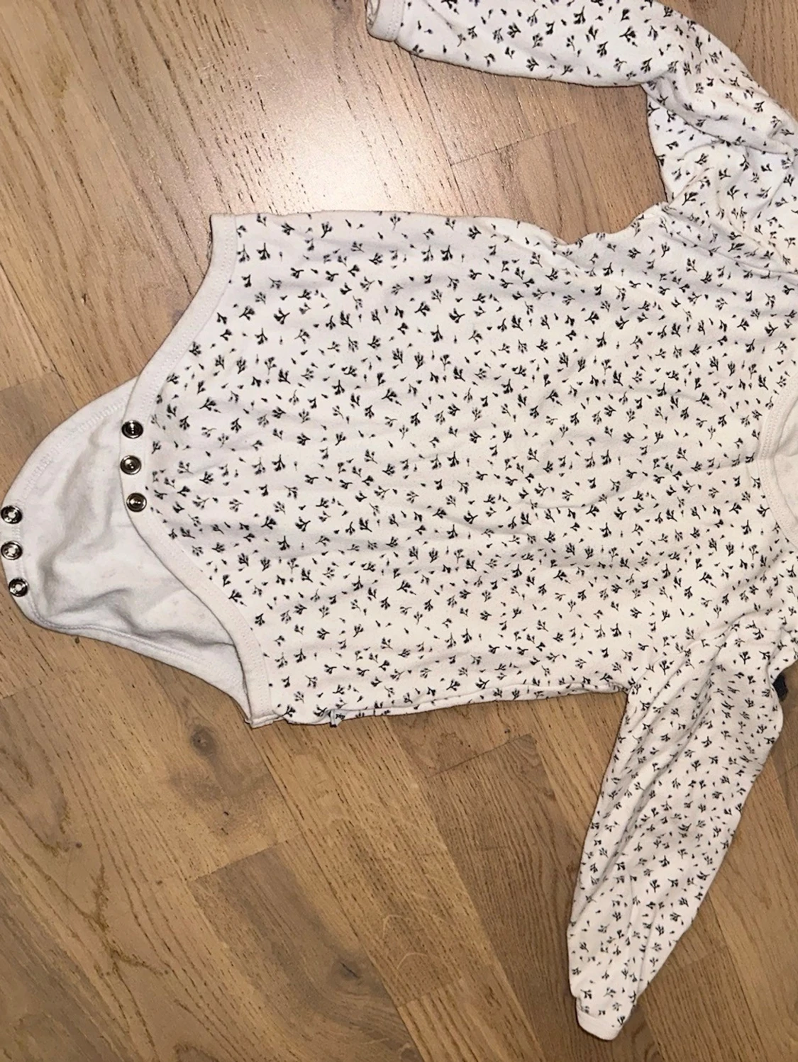 Vit body med småblommigt mönster - 1