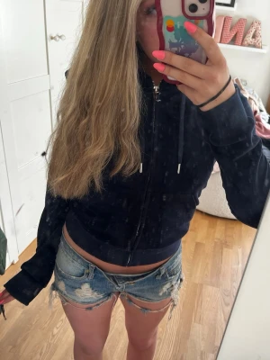 Mörkblå Juicy Couture hoddie - Säljer en mörkblå juicy couture hoodie med dragkedja och huva. Pris kan diskuteras!💙
