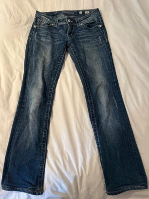 Nyskick Miss Me Jeans  - Jättecoola miss me jeans med boot form. Superfina fickor med ingen slitning på broderiet eller glittret. Heller ingen slitning längst ner på benen, passar perfekt för mig längdmässigt (är 166 cm). Storleken även sann till vad som anges ✨💖 Midjemått: 76 cm. Innerbenslängd: 70 cm. Fotvidd: 19 cm. 
