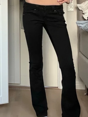 Svarta bootcut jeans från True Religion - Snygga svarta true religion jeans