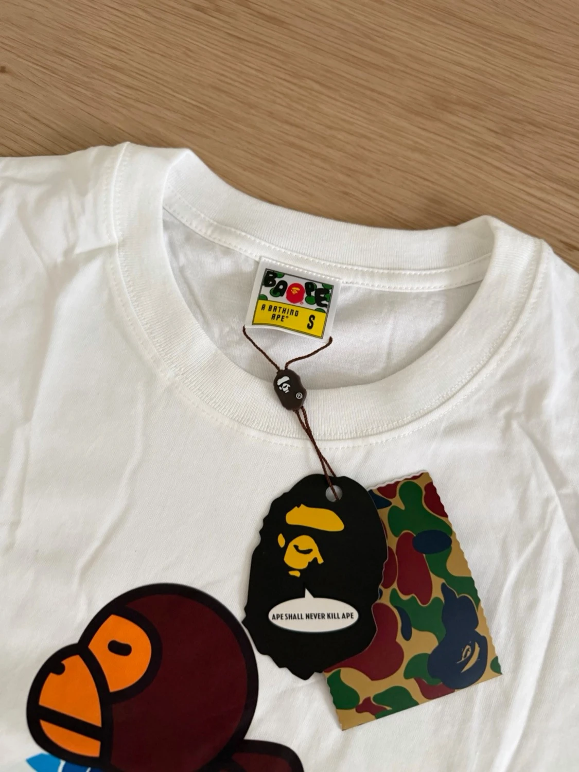 Vit BAPE t-shirt med blått camomönster - 1
