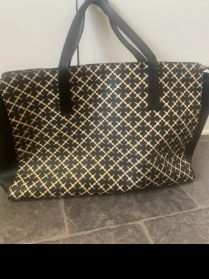 Stor och rymlig By Malene birger väska - Snygg handväska från Malene birger❣️ den är lite sliten underifrån i kanterna men de syns knappt. 