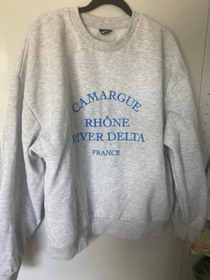 Sweatshirt med blå text - Köpt på Gina tricot. Oversized.