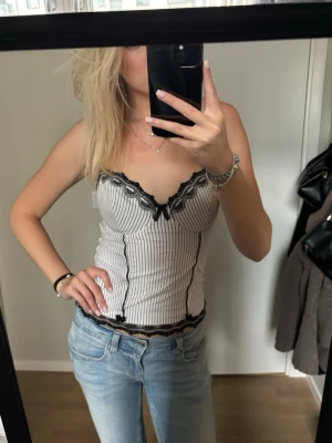 Randig korsett topp!  - Randig korsett topp, storlek 80B, men funkar absolut för både mindre & större storlekar!! Skulle uppskatta till storlek S! 3 olika längder för att stänga! Inga defekter💗 från märket Queentex! 