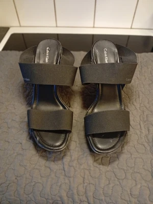 Calvin Klein Skor - Helt nya aldrig använda Calvin Klein Skor/sandaler, nypris 3500kr