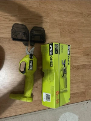 Ryobi ONE+ elektrisk sekatör - Elektrisk sekatör från Ryobi ONE+ i limegrön plast med svart handtag och skydd. Perfekt för trädgårdsarbete och beskärning. Levereras med originalkartong. Drivs av 18V batteri (batteri ingår ej).