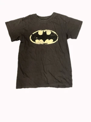 Batman t-shirt  - Cool svart t-shirt med det klassiska Batman-loggan i gult på bröstet. Storlek 140/XS från Cubus lite små håll på baksidan 🖤💛